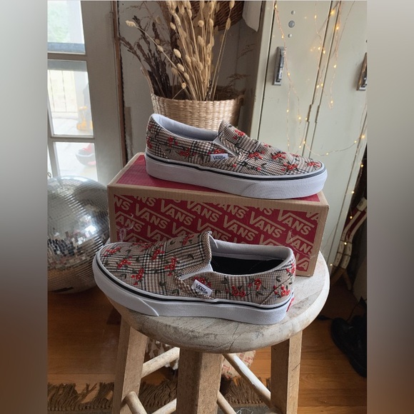 Vans Shoes - Vans Classic Slip On Glen Plaid Floral 🌹